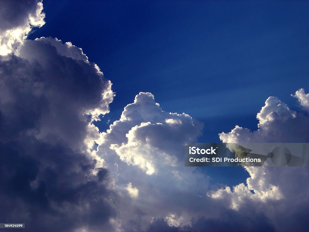 Los rayos de sol brillante en el cielo azul - Foto de stock de Echar un vistazo libre de derechos