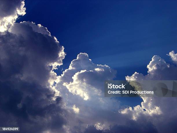 Los Rayos De Sol Brillante En El Cielo Azul Foto de stock y más banco de imágenes de Echar un vistazo - Echar un vistazo, Luz del sol, Nube