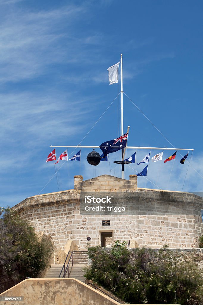 The Roundhouse, Fremantle, Australia con banderas náutica - Foto de stock de Fremantle libre de derechos