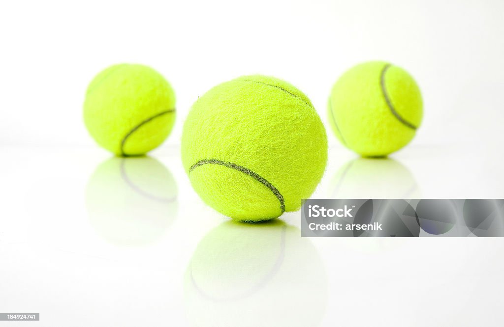 Три теннисных мячей - Стоковые фото Один объект роялти-фри