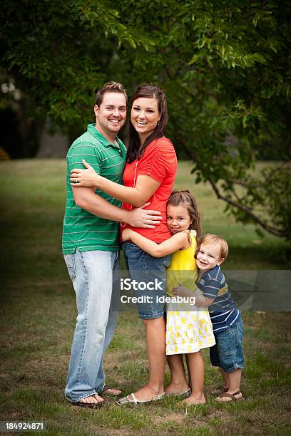 Foto de Família Jovem Feliz Abraçando Um Ao Outro Em Ambiente Ao Ar Livre e mais fotos de stock de 2-3 Anos