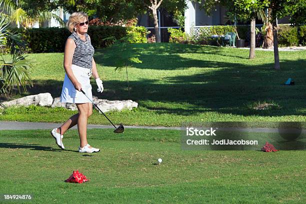 Una Mujer De Edad Avanzada Jugar Al Golf En Pantalones Cortos Foto de stock y más banco de imágenes de Actividad