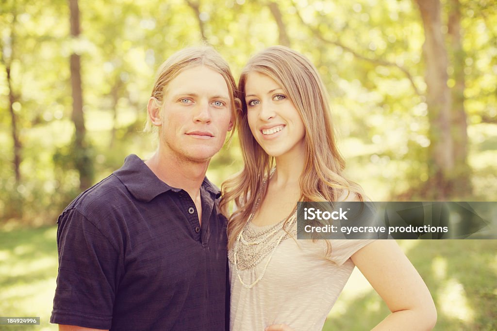 Heureux jeune couple attrayant heureux - Photo de Amour libre de droits