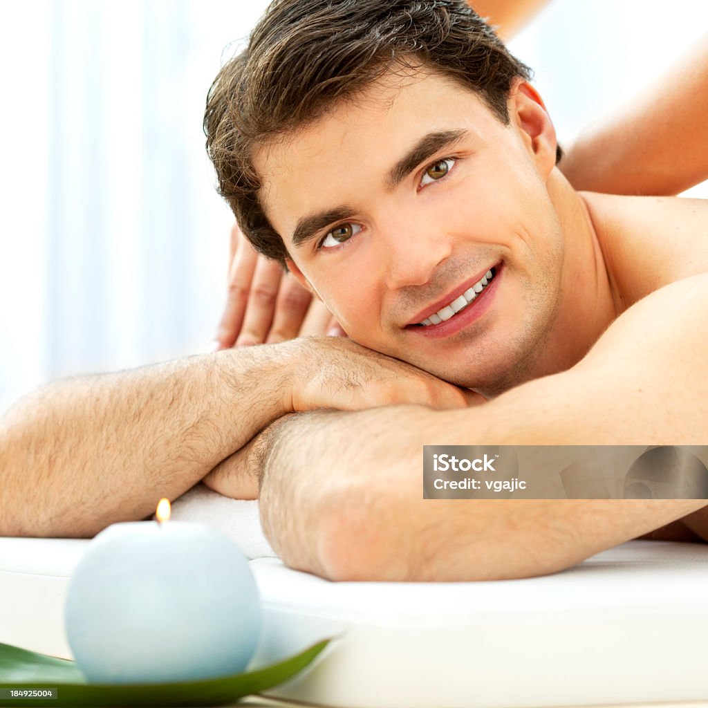 Jovem tendo massagem no Spa Center - Foto de stock de 25-30 Anos royalty-free