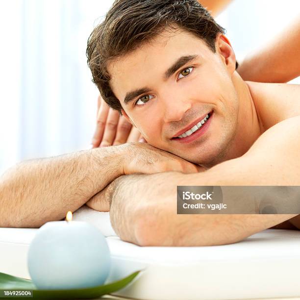 Foto de Jovem Tendo Massagem No Spa Center e mais fotos de stock de 25-30 Anos - 25-30 Anos, Adulto, Amimar