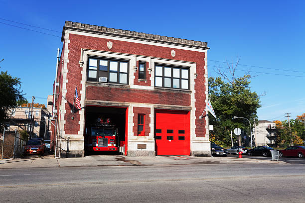 incêndio station na cottage grove avenue no grand boulevard, chicago - american flag architectural feature architecture chicago - fotografias e filmes do acervo