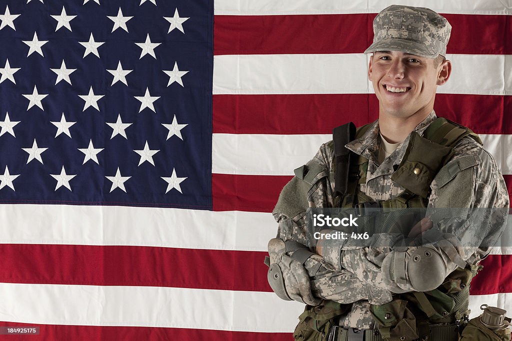Armia człowiek stojąc przed Amerykańska flaga - Zbiór zdjęć royalty-free (Siły zbrojne)