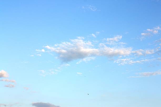 FARRAPO NUVENS E CÉU AZUL - foto de acervo