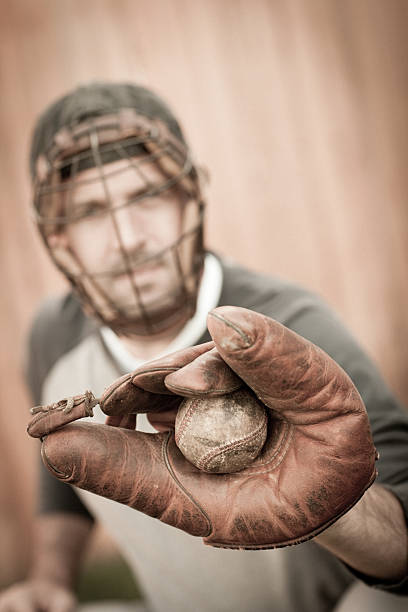 vintage jogador de basebol na posição de apanhar a bola - baseball catcher baseball player old fashioned looking at camera imagens e fotografias de stock