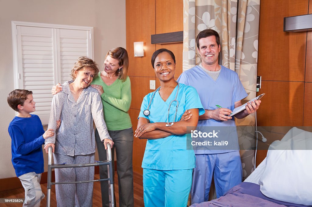 의료 근로자는 병원 호실 고위 환자 및 fami - 로열티 프리 가족 스톡 사진