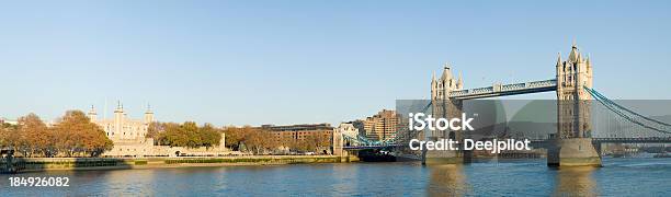 Tower Bridge E O Rio Tamisa Em Londres Reino Unido - Fotografias de stock e mais imagens de Torre de Londres