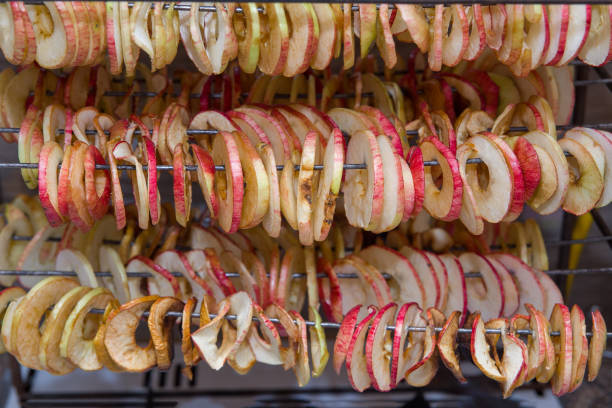 сухое яблоки - dried apple стоковые фото и изображения