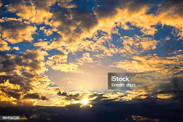 Dramatischen Bewölkten Himmel Stockfoto und mehr Bilder von Aura - Aura, Beleuchtet, Bildhintergrund