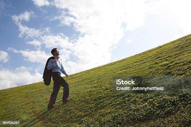 Solitario Uomo Daffari Camminare Fino Hill - Fotografie stock e altre immagini di Adulto - Adulto, Affari, Aspirazione