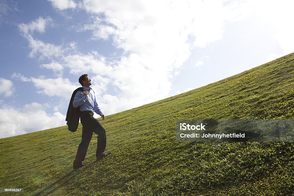 Solitário Homem de Negócios andar até hill - Royalty-free Admirar a Vista Foto de stock