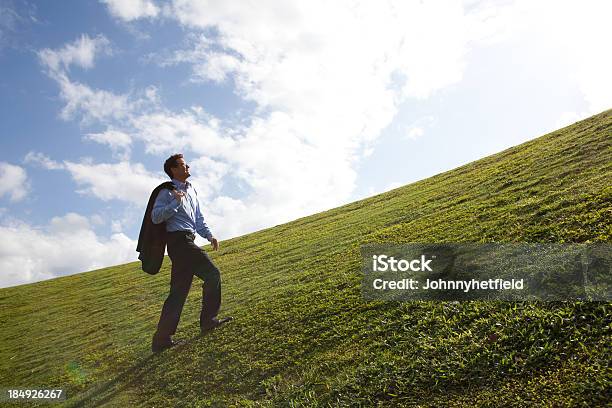 Solitário Homem De Negócios Andar Até Hill - Fotografias de stock e mais imagens de Admirar a Vista - Admirar a Vista, Adulto, Aspiração