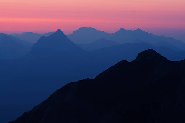 morgen twighlight - european alps mountain tannheimer silhouette stock-fotos und bilder
