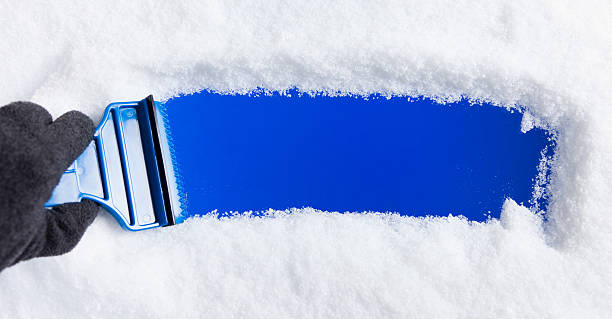 eiskratzer auf fenster - snow cleaning stock-fotos und bilder