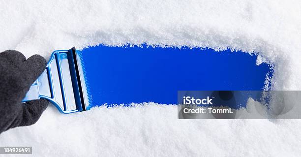 Eiskratzer Auf Fenster Stockfoto und mehr Bilder von Schnee - Schnee, Eiskratzer, Winter