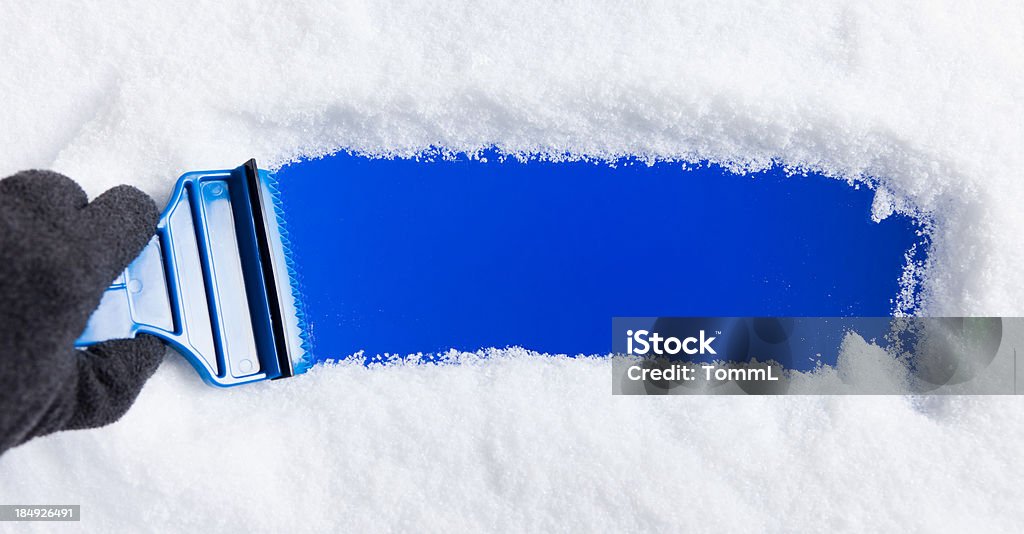 Raschiaghiaccio sulla finestra - Foto stock royalty-free di Neve