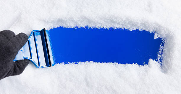 성에제거기 on 창 - snow car window ice scraper 뉴스 사진 이미지