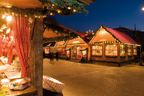 weihnachtsmarkt atmosphäre am abend - merano stock-fotos und bilder