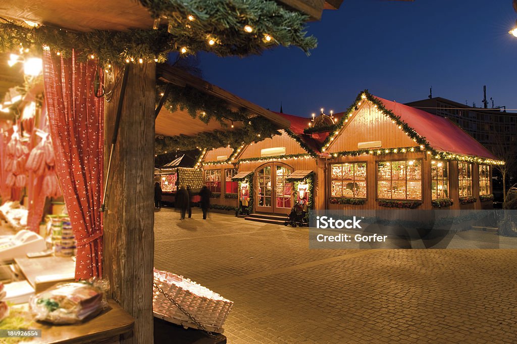 Marché de Noël de l'ambiance en soirée - Photo de Marché de Noël libre de droits