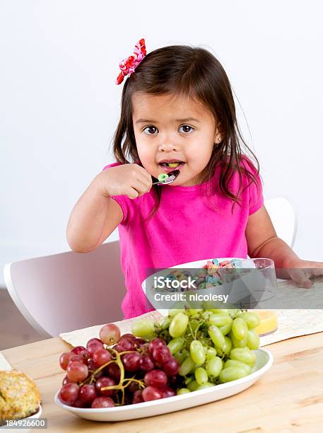 Niña Comer Cereal De Desayuno Foto de stock y más banco de imágenes de 4-5 años - 4-5 años, Adolescencia, Agarrar