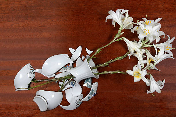 Złamana Puchar z kwiatów – zdjęcie
