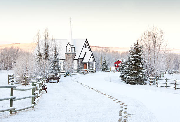 huellas en la nieve hasta una encantadora país iglesia en invierno. - okotoks fotografías e imágenes de stock