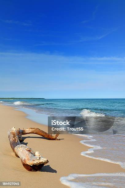 Foto de Sunny Beach e mais fotos de stock de Areia - Areia, Arrebentação, Azul