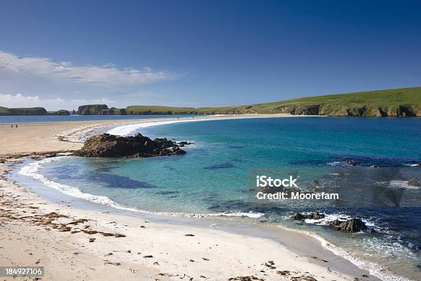 St Ninians Island На Tombolo На Shetland — стоковые фотографии и другие картинки Шетландские острова - Шетландские острова, Пляж, Без людей
