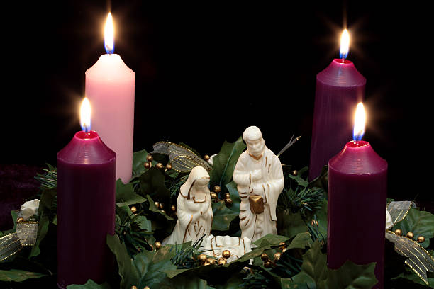 religiosa: coroa de advento de natal com presépio 2 - advento imagens e fotografias de stock