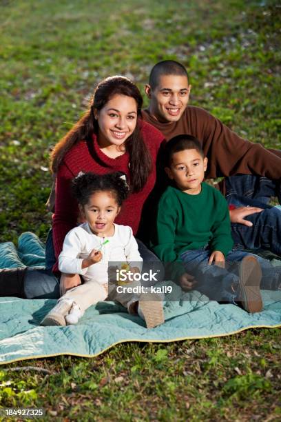 Joven Familia Hispana En El Parque Foto de stock y más banco de imágenes de Familia - Familia, Otoño, 2-3 años