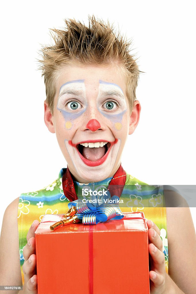 Młody clown z prezent - Zbiór zdjęć royalty-free (Cyrk)