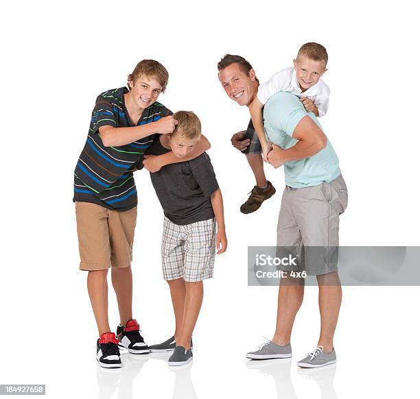 Foto de Homem Brincando Com Seus Filhos e mais fotos de stock de Família de Três Filhos - Família de Três Filhos, Ficar de Pé, Fundo Branco