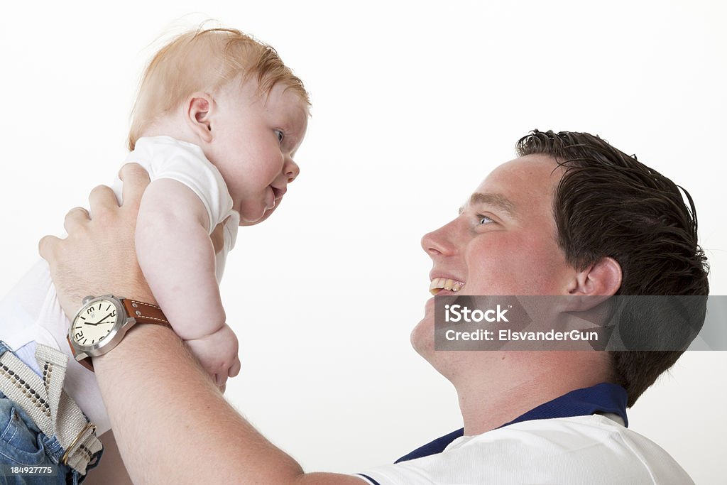 Padre di Suo figlio bambino di sollevamento - Foto stock royalty-free di 0-11 Mesi