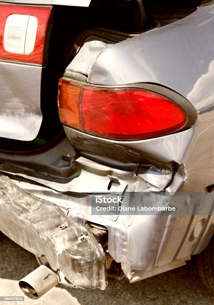 I danneggiamenti in seguito a collisione nella parte posteriore del veicolo - Foto stock royalty-free di Ammaccato