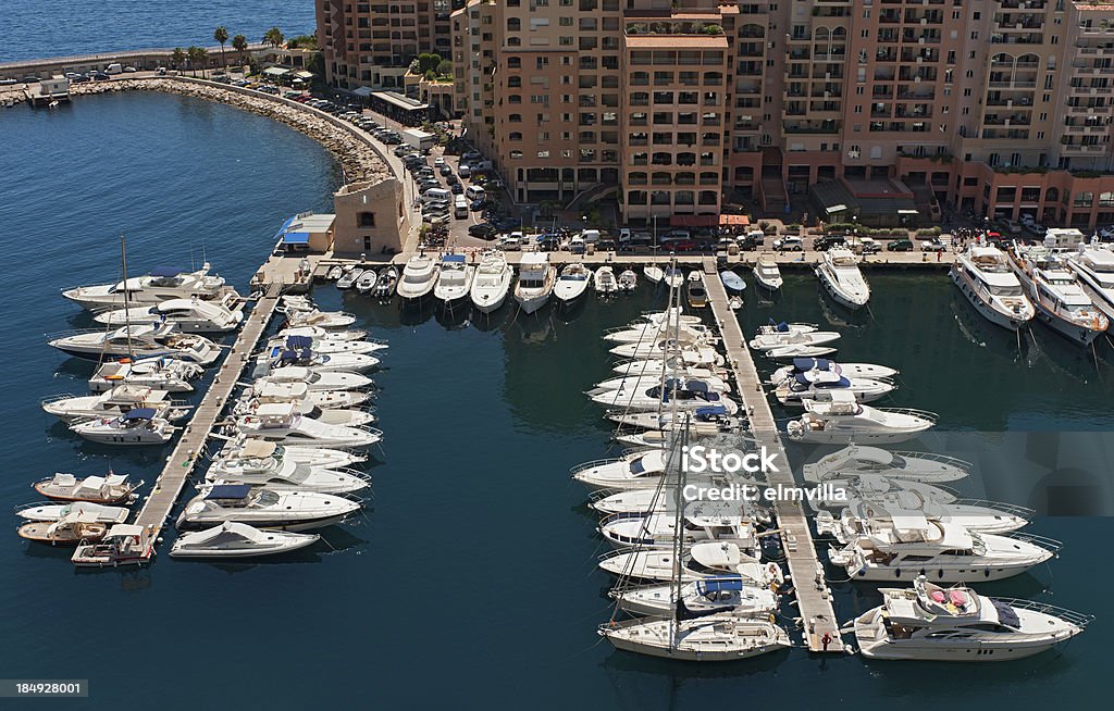 yachts de luxe et appartements dans un port de plaisance de Monaco - Photo de Activité de loisirs libre de droits