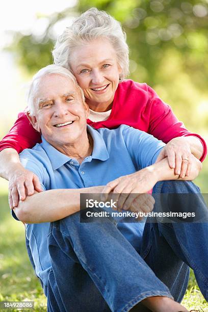 Senior Casal No Parque - Fotografias de stock e mais imagens de 70 anos - 70 anos, Abraçar, Adulto