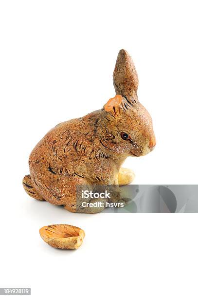 Photo libre de droit de Lapin De Pâques Avec Oreilles Sur Fond Blanc Cassé banque d'images et plus d'images libres de droit de Cassé - Cassé, Lapin de Pâques, Blanc