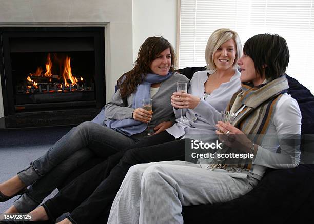 ガールフレンドのおしゃべりは暖かい暖炉のそばで - 暖炉のストックフォトや画像を多数ご用意 - 暖炉, 現代的, 開いている