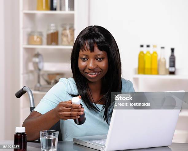 Glücklich Afroamerikanische Frau Liest Label Auf Medikamente Flasche Stockfoto und mehr Bilder von Afrikanischer Abstammung