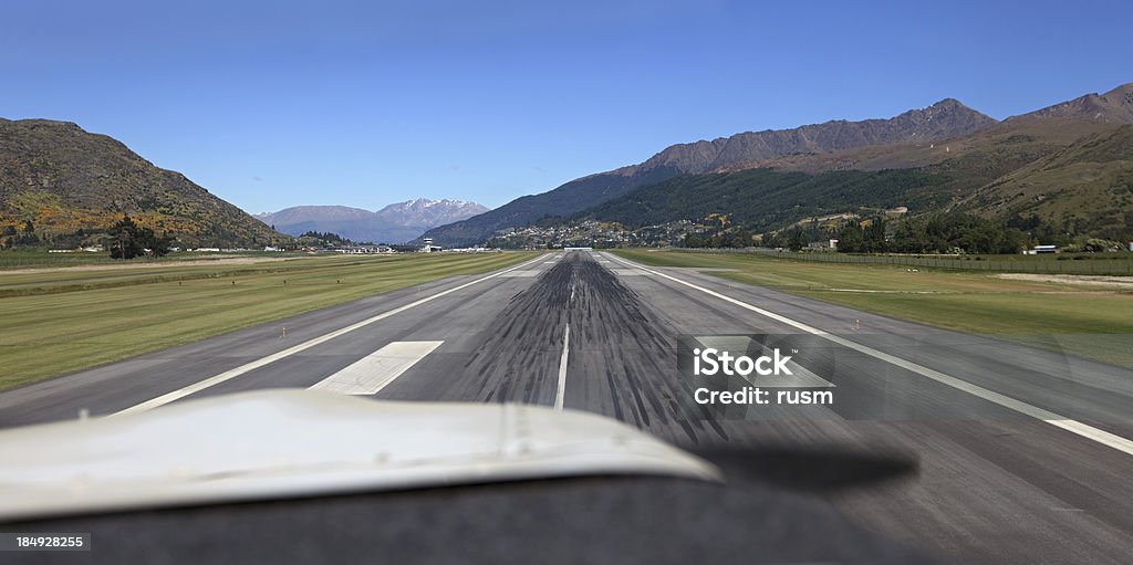 Kleines Flugzeug Landung - Lizenzfrei Flughafen Stock-Foto