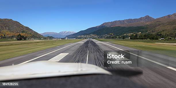 Piccolo Aereo Atterraggio - Fotografie stock e altre immagini di Aeroporto - Aeroporto, Nuova Zelanda, Ambientazione interna