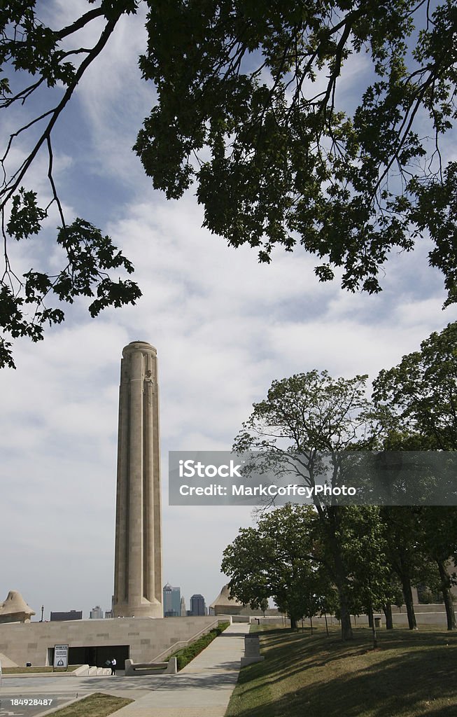 Liberty memorial attraverso alberi - Foto stock royalty-free di Albero