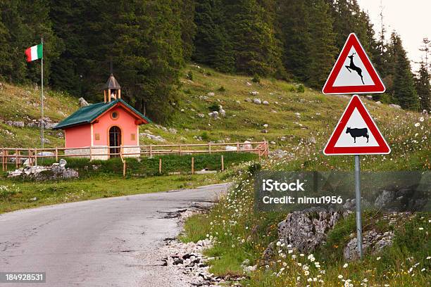 Piccola Chiesa Cattolica Delle Alpi Asiago Italia - Fotografie stock e altre immagini di Alpi