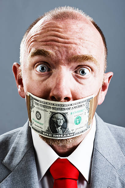 homme d'affaires a choqué par dollar bill bâillon - currency silence censorship behavior photos et images de collection