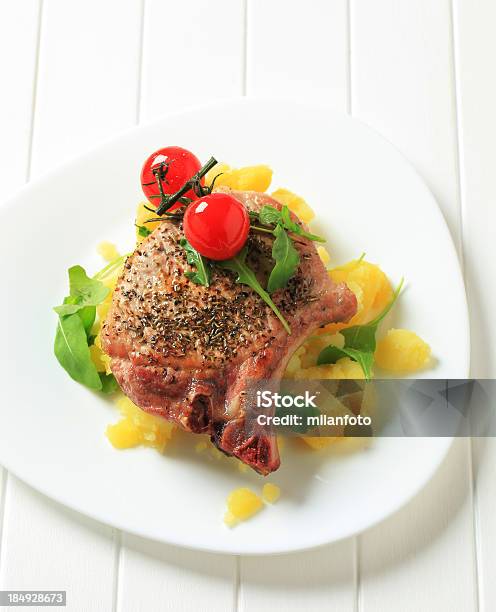 Braciola Di Maiale Con Patate - Fotografie stock e altre immagini di Alla griglia - Alla griglia, Arrosto - Cibo cotto, Arrosto - Portata principale