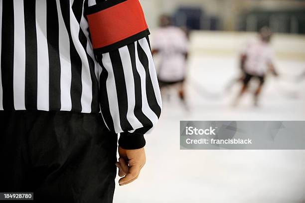 Hockey Referee - zdjęcia stockowe i więcej obrazów Sędzia - Działacz sportowy - Sędzia - Działacz sportowy, Hokej na lodzie, Lód